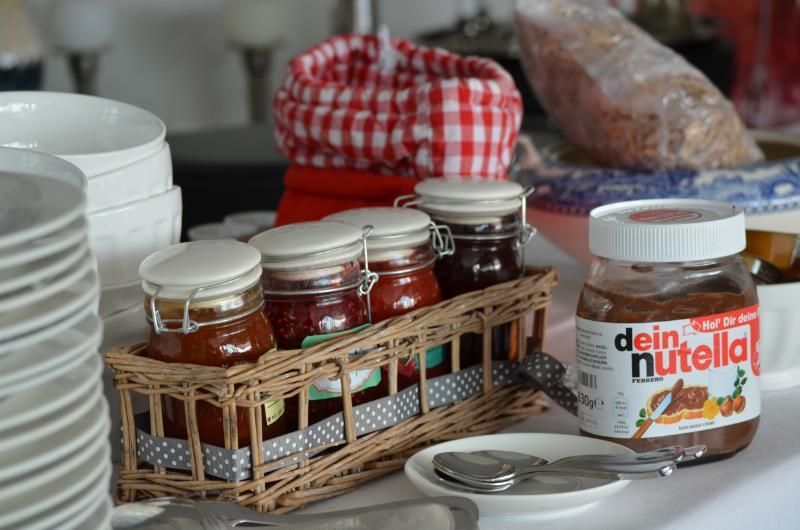 Ein Buffettisch mit Gläsern Marmelade und einem Glas Nutella. Foto vom Gmaandhuus Wilchingen