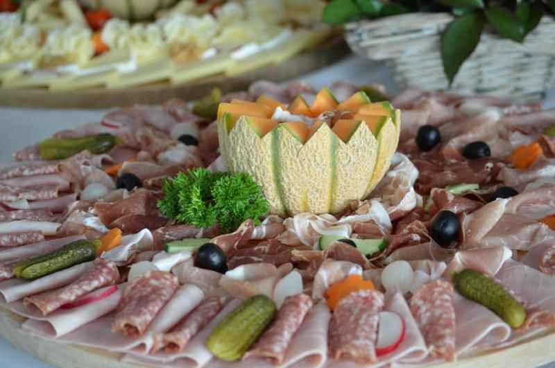Ein hölzernes Schneidebrett mit geschnittenem Fleisch und Gemüse. Foto vom Gmaandhuus Wilchingen