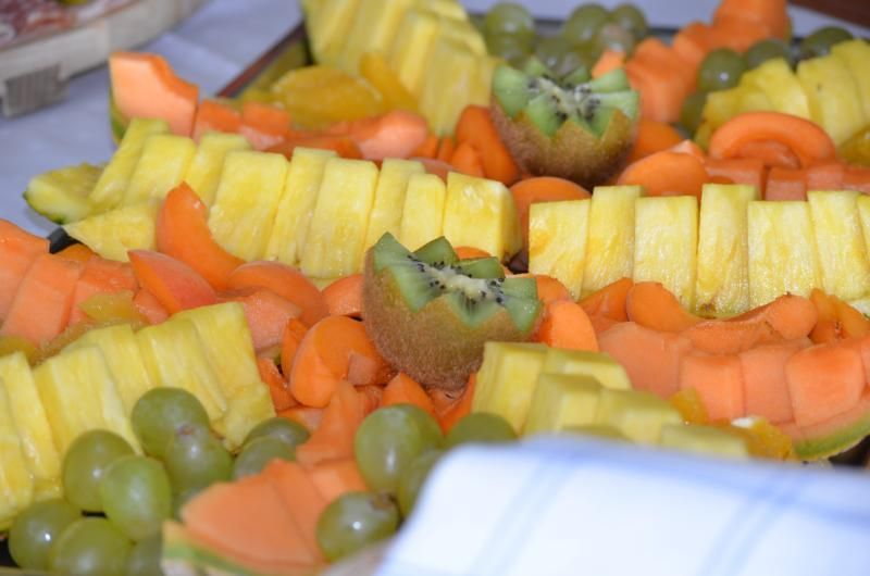 Ein Tablett mit geschnittenem Obst, darunter Ananas, Weintrauben, Melone und Kiwi. Foto vom Gmaandhuus Wilchingen