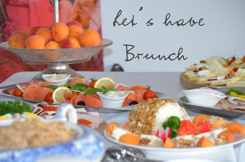 Ein Buffettisch mit einem Schild „Lasst uns brunchen“. Foto vom Gmaandhuus Wilchingen