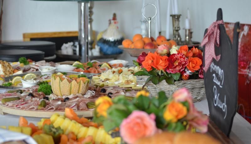 Ein Buffettisch mit verschiedenen Speisen. Foto vom Gmaandhuus Wilchingen