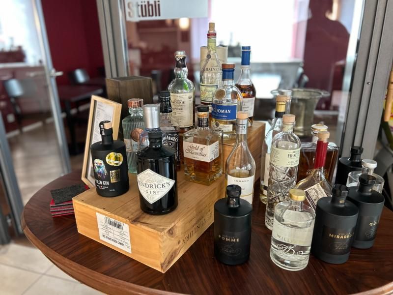 Ein Tisch mit vielen Alkoholflaschen darauf. Foto vom Gmaandhuus Wilchingen