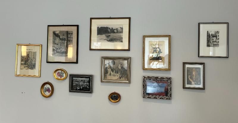 Eine Wand mit vielen gerahmten Fotos daran. Foto vom Gmaandhuus Wilchingen