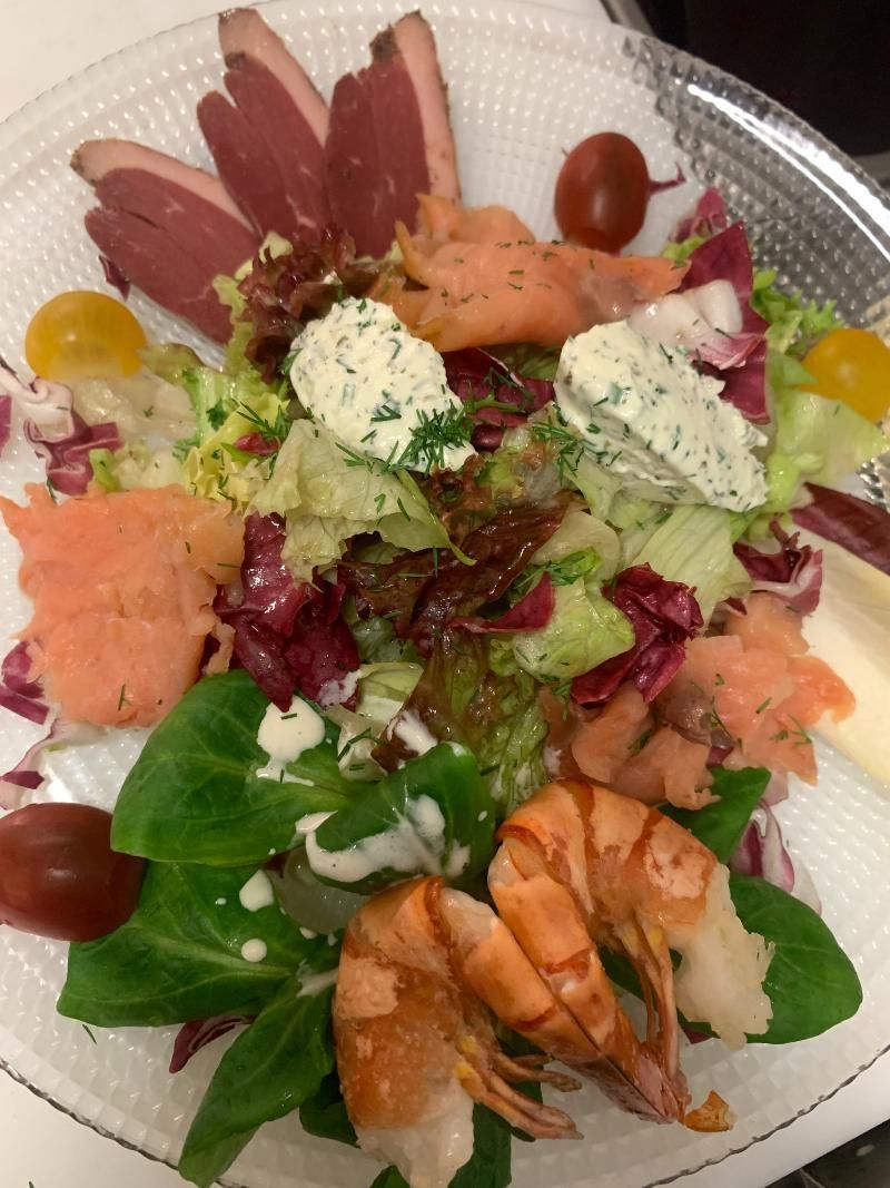 Ein Salat mit Garnelen und geräuchertem Lachs auf einem Teller. Foto vom Gmaandhuus Wilchingen