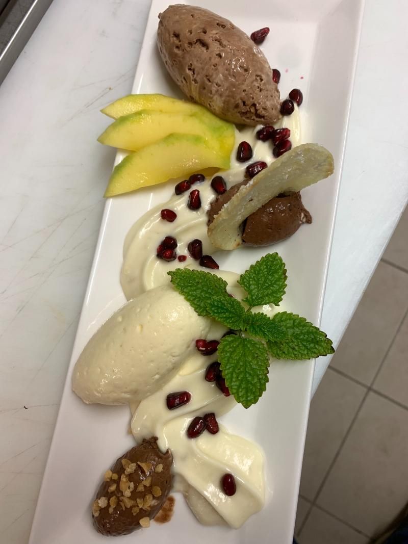 Ein weisser Teller mit verschiedenen Desserts darauf. Foto vom Gmaandhuus Wilchingen