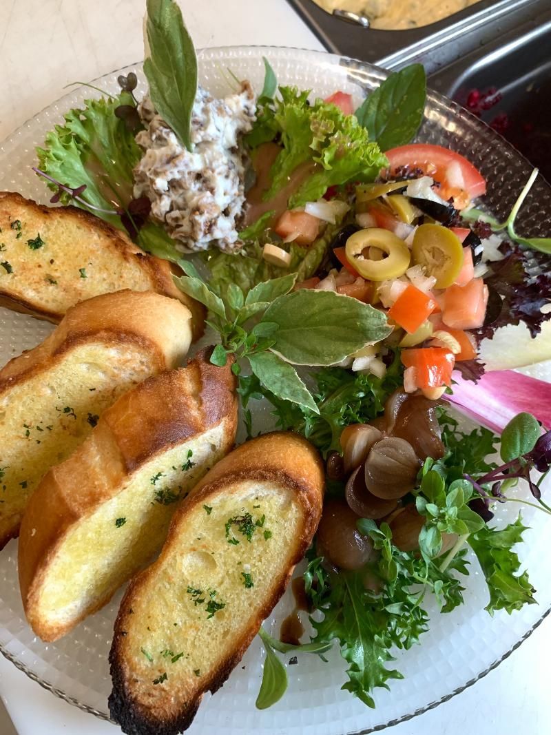 Ein Salatteller mit Brot und Gemüse auf einem Tisch. Foto vom Gmaandhuus Wilchingen