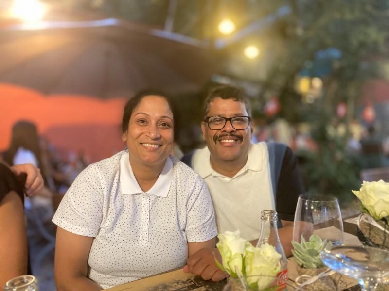 Ein Mann und eine Frau sitzen mit Weingläsern an einem Tisch. Foto vom Gmaandhuus Wilchingen