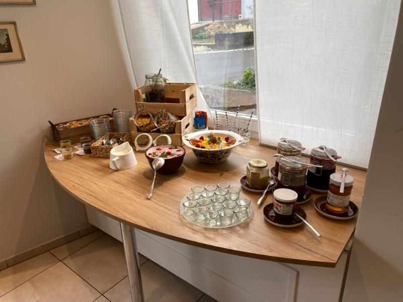 Ein Buffettisch mit verschiedenen Speisen darauf vor einem Fenster. Foto vom Gmaandhuus Wilchingen