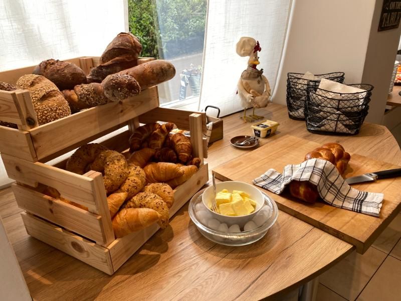 Ein Buffettisch mit verschiedenen Brotsorten und Butter. Foto vom Gmaandhuus Wilchingen