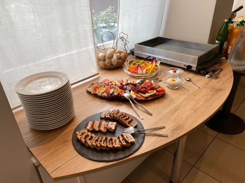 Ein Buffettisch mit Tellern voller Essen und Besteck darauf. Foto vom Gmaandhuus Wilchingen