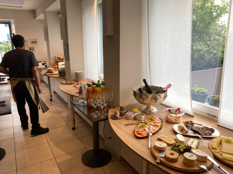 Ein Mann steht vor einem Buffet mit Essen darauf. Foto vom Gmaandhuus Wilchingen