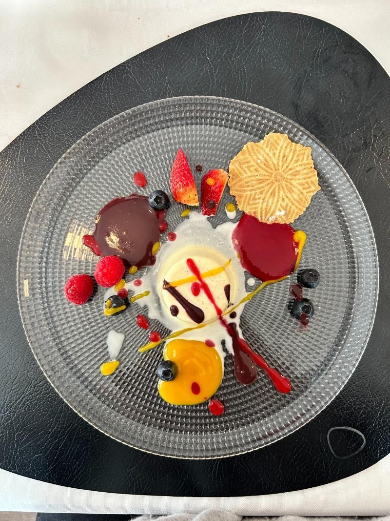 Eine Nahaufnahme von einem Dessert auf einem Glasteller. Foto vom Gmaandhuus Wilchingen