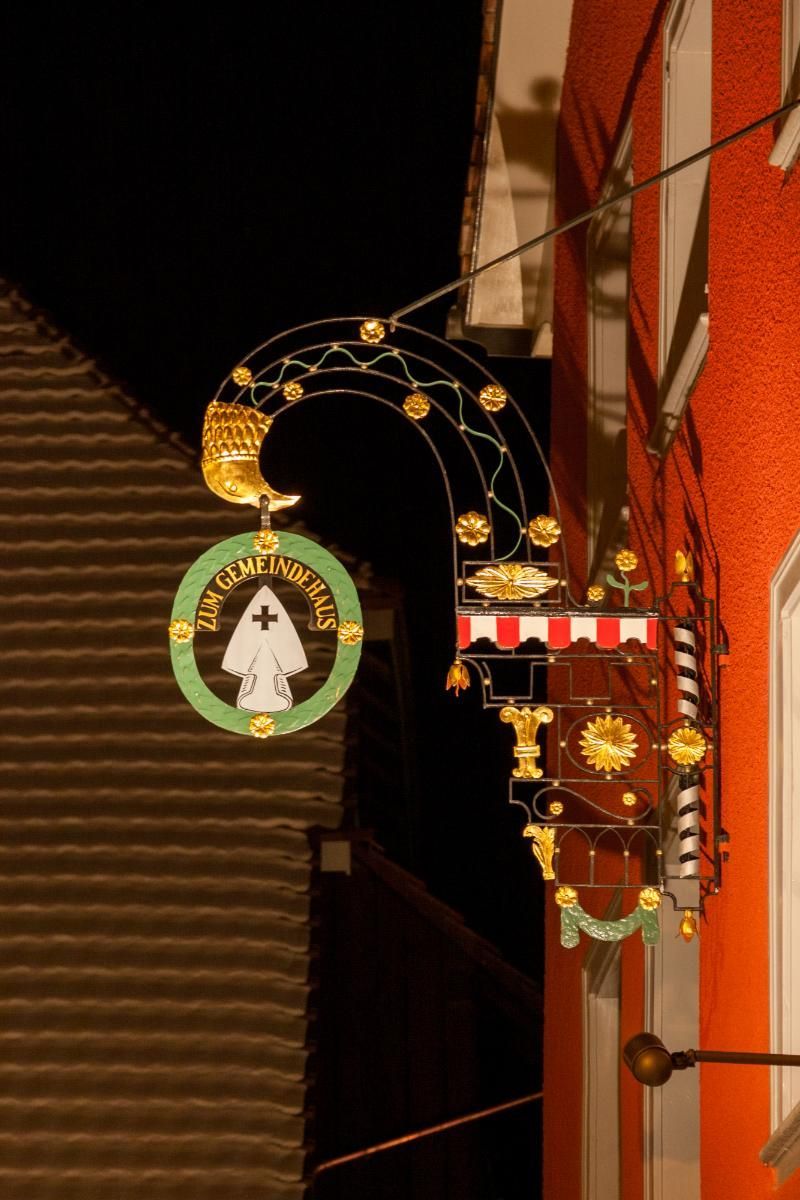 Ein Dekorationsschild an der Seite eines Gebäudes. Foto vom Gmaandhuus Wilchingen