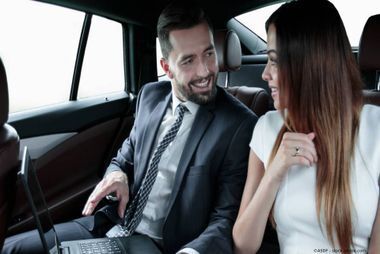 Reisende steigen in ein Taxi ein