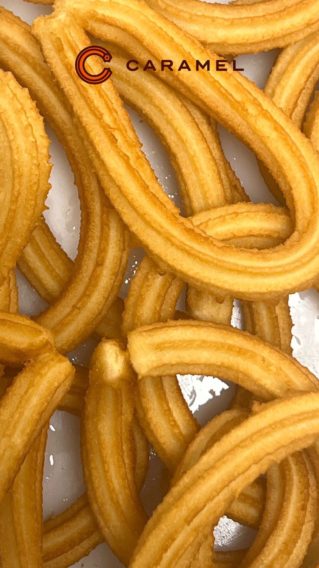 Un primer plano de un plato de churros sobre una mesa.