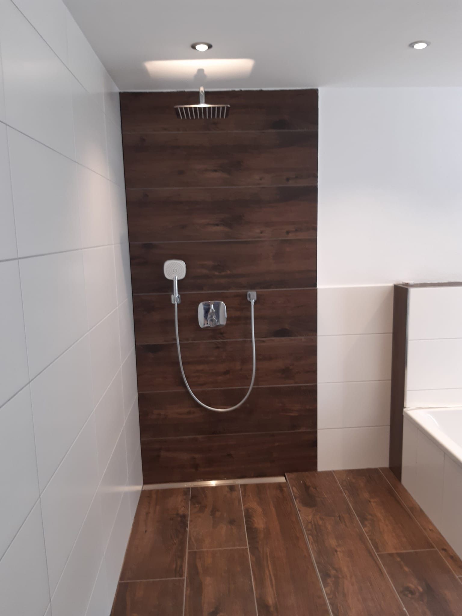 Komplettsanierung eines Badezimmers mit nachhaltigen Materialien.