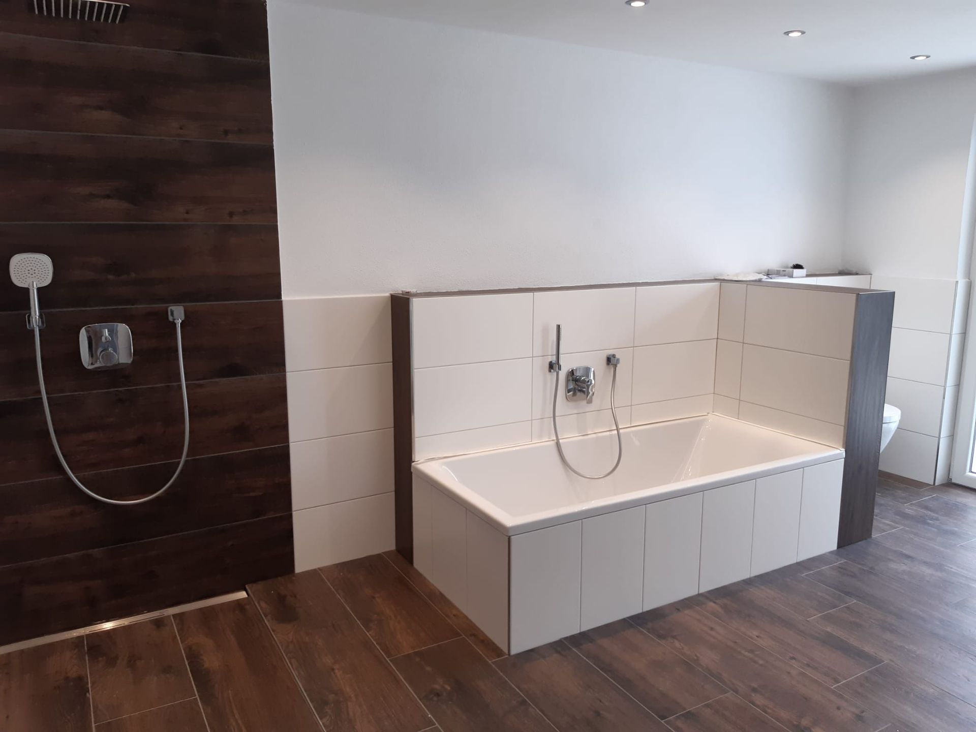 Renoviertes Badezimmer mit moderner Badewanne 