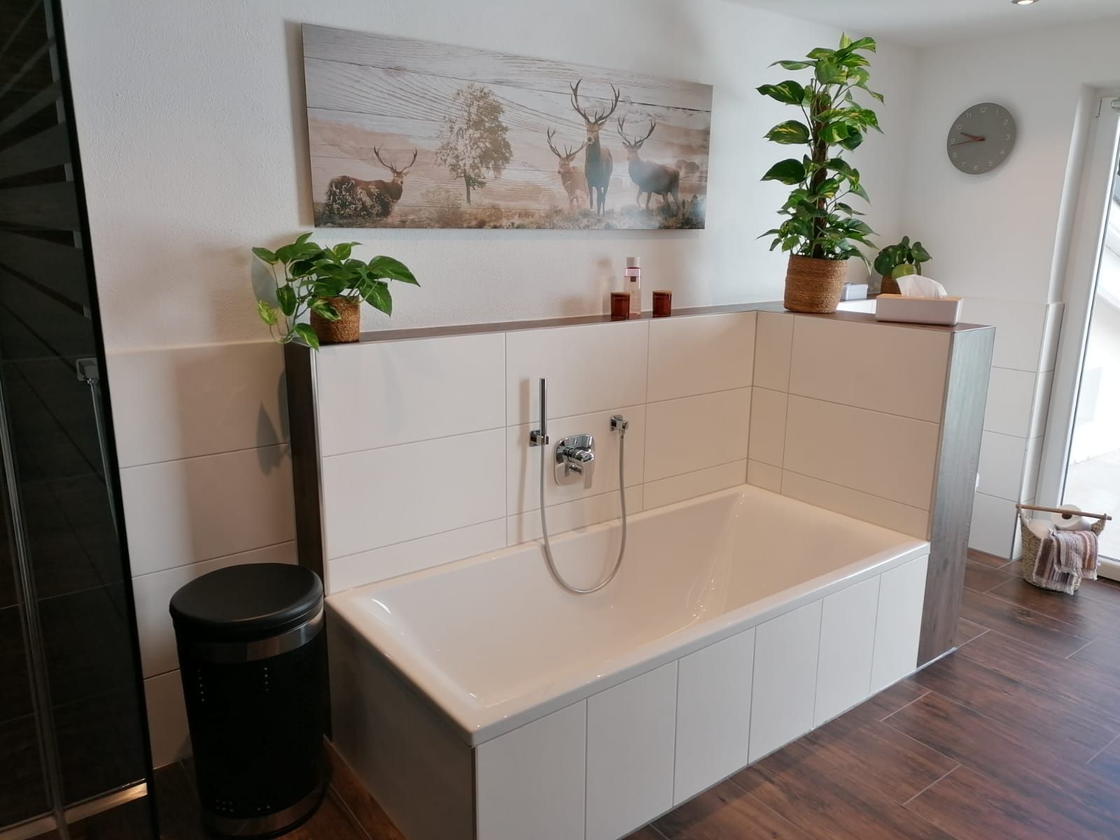 Sanierung eines Badezimmers mit moderner Einrichtung und barrierefreier Dusche.