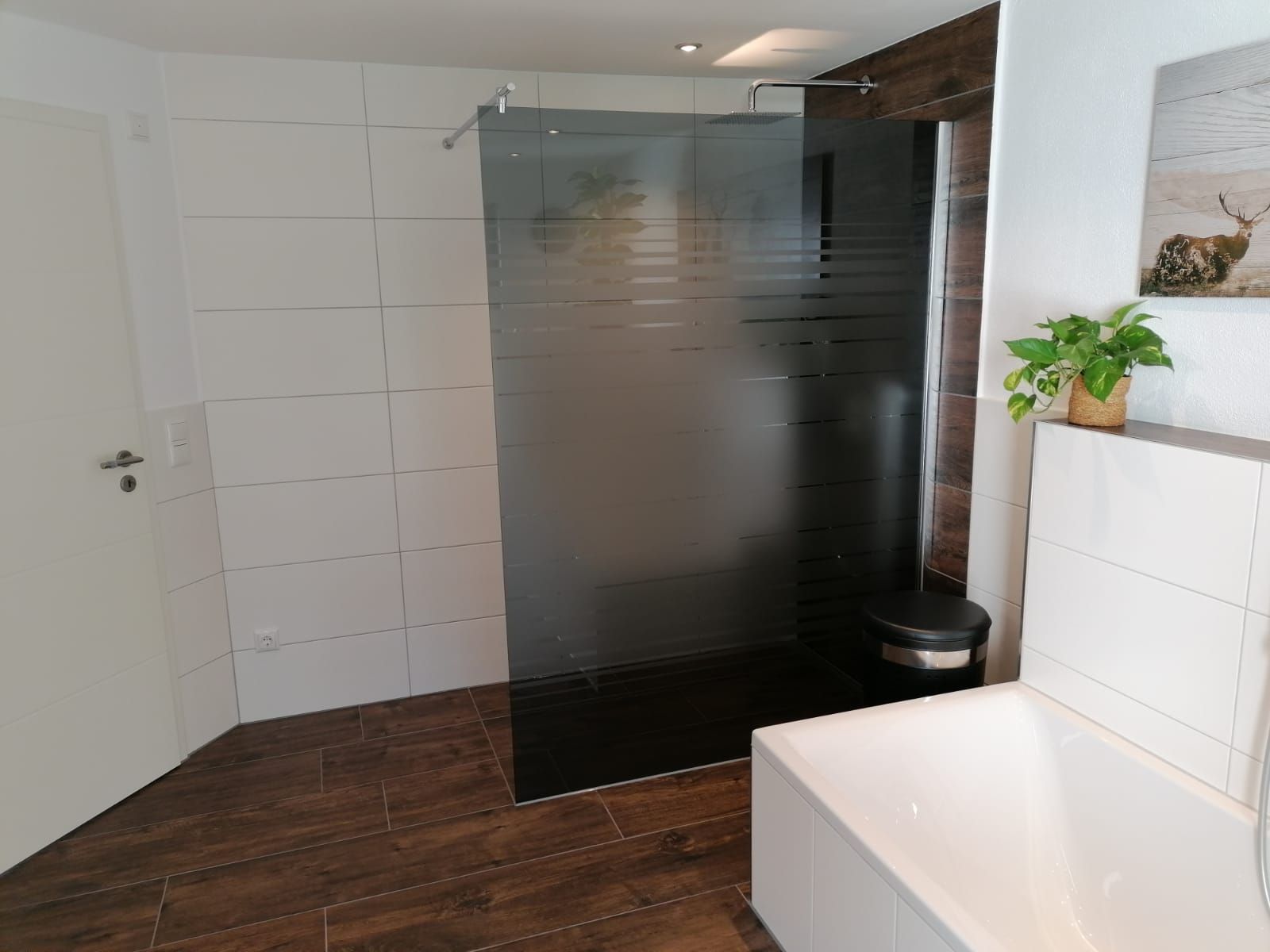 Sanierung eines Badezimmers mit moderner Einrichtung und barrierefreier Dusche.