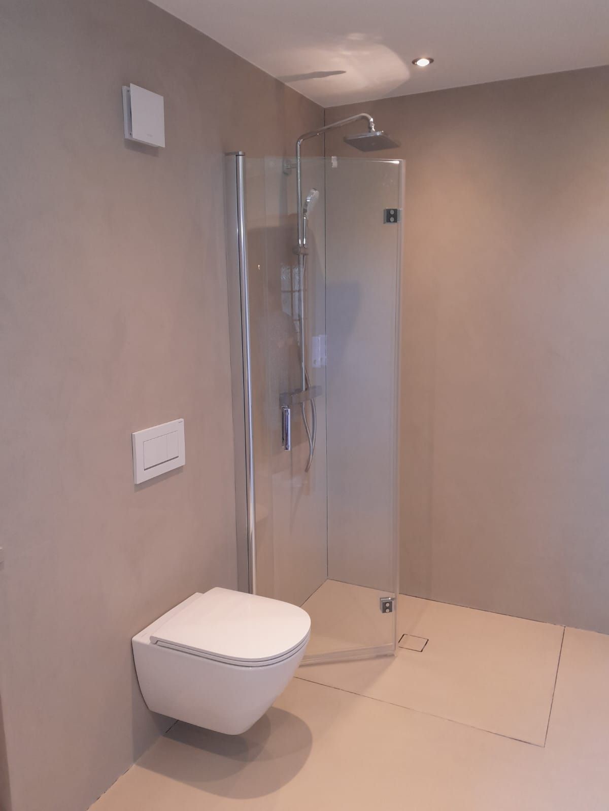 Helles Badezimmer mit Dusche von Weber Sanitär & Heizungstechnik