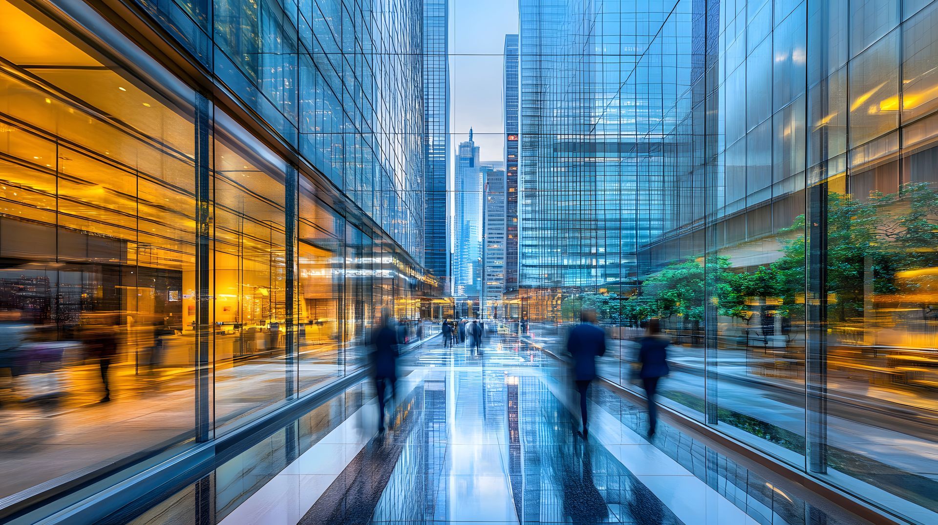 Des silhouettes floues déambulent sur une passerelle réfléchissante entre des gratte-ciel aux façades de verre.