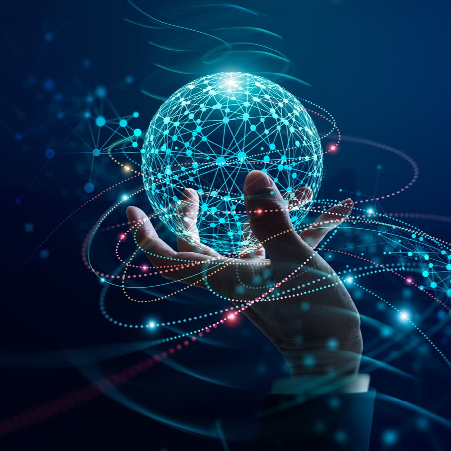 Une main tenant un globe terrestre lumineux, représentant un réseau numérique, entouré de lignes interconnectées, dans un décor sombre.