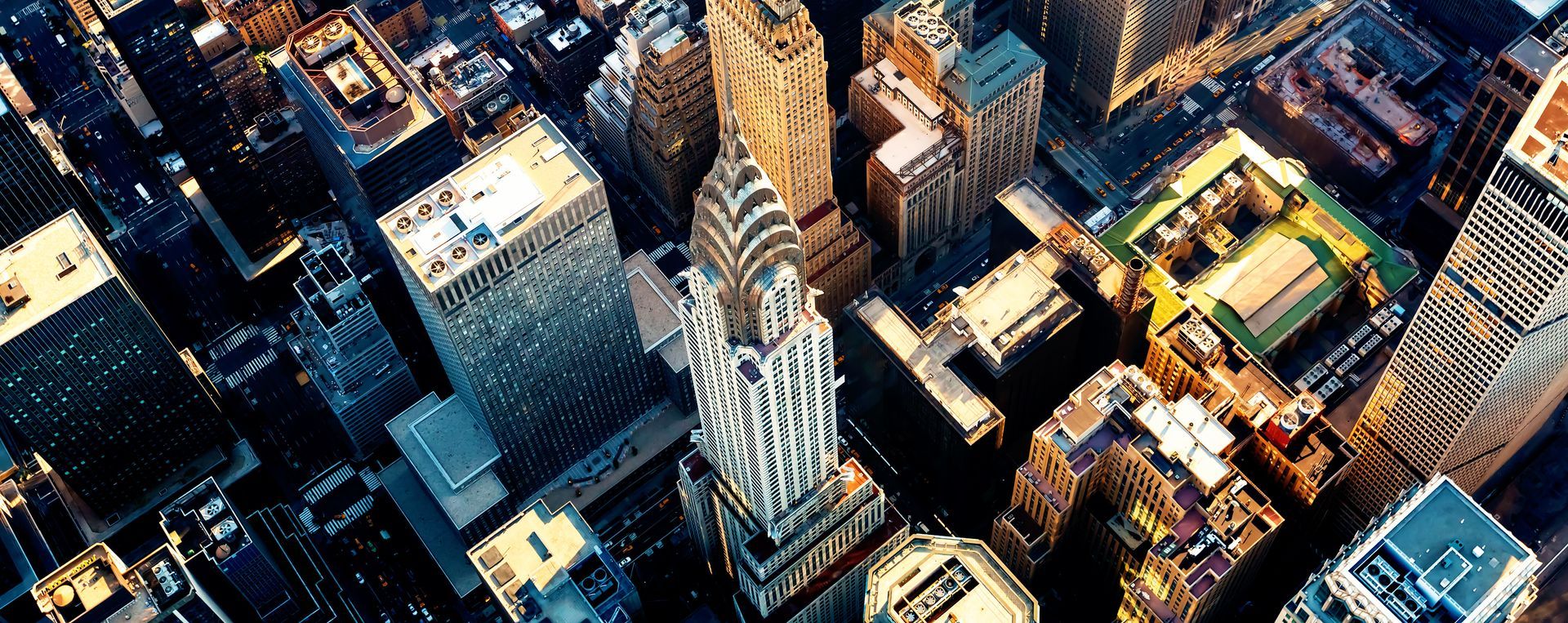 Vue aérienne de la ville de New York, montrant plusieurs immeubles de grande hauteur et le Chrysler Building.