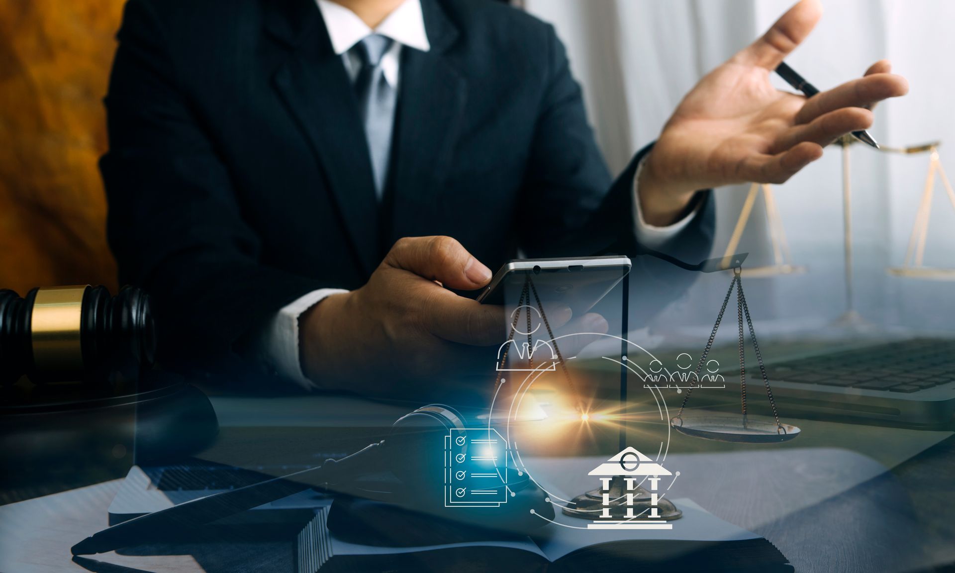 Un homme en costume tient un téléphone et fait un geste. La balance de la Justice est posée sur un bureau, avec un ordinateur portable et un marteau à proximité.