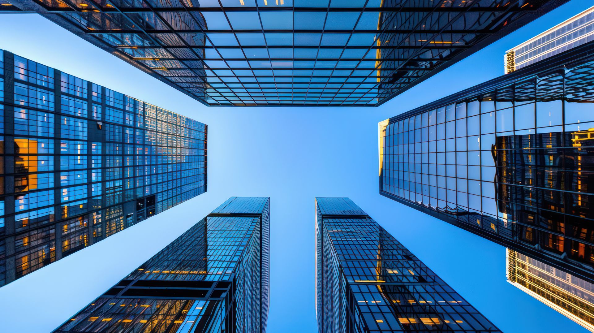 Des gratte-ciel se détachant sur un ciel bleu limpide.