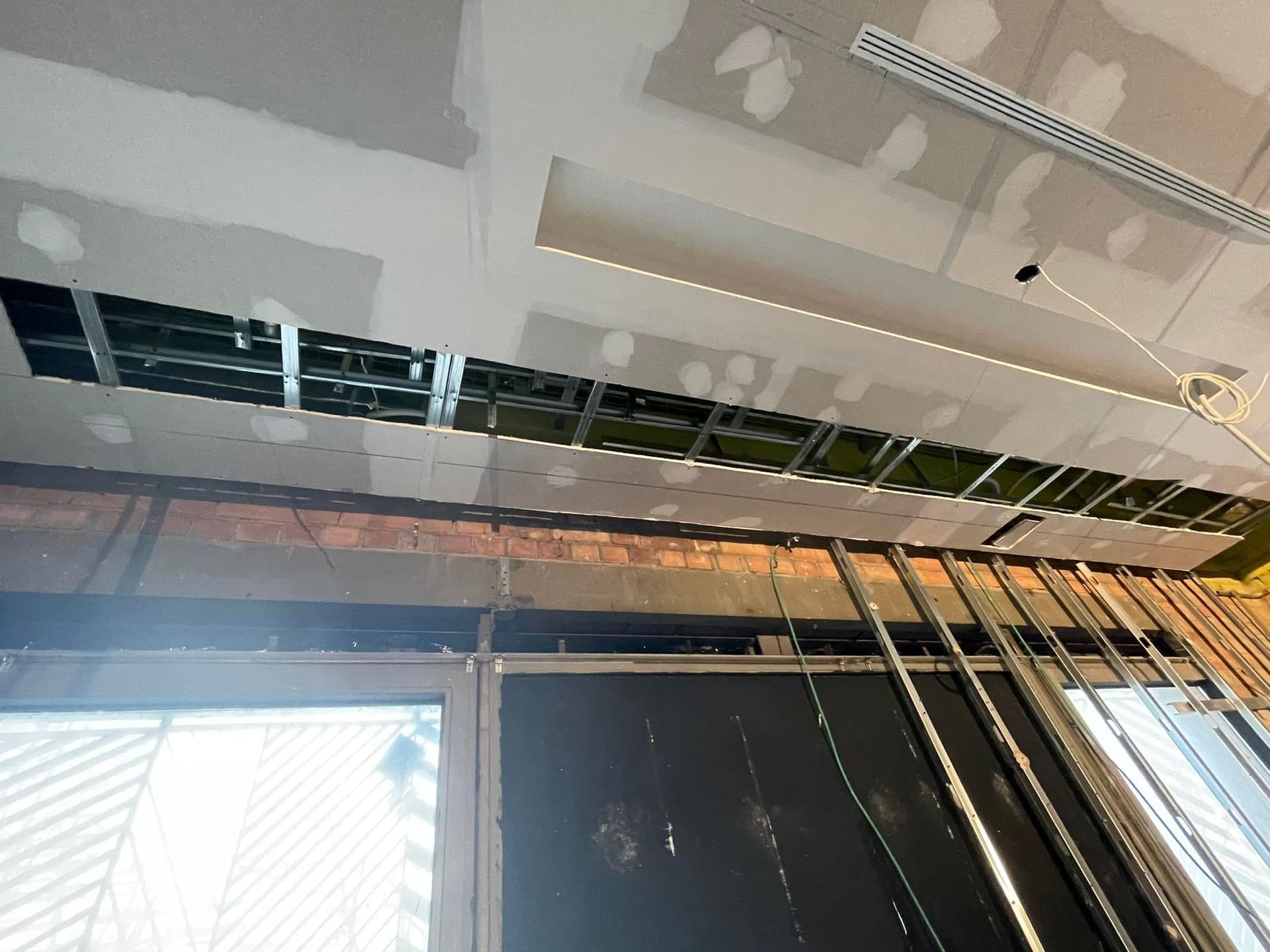 Se está remodelando un techo con un agujero.