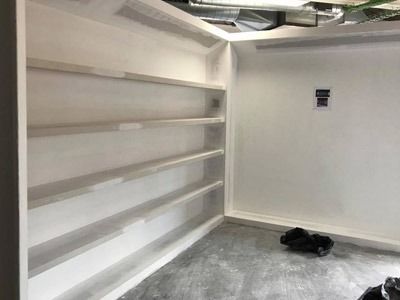 Hay muchos estantes en esta habitación.