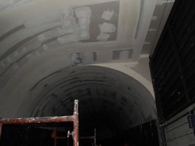 Un túnel con un andamio en el medio.