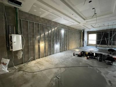 Un hombre yace en el suelo en una habitación en construcción.
