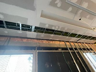 Una habitación con un techo que está siendo remodelado.