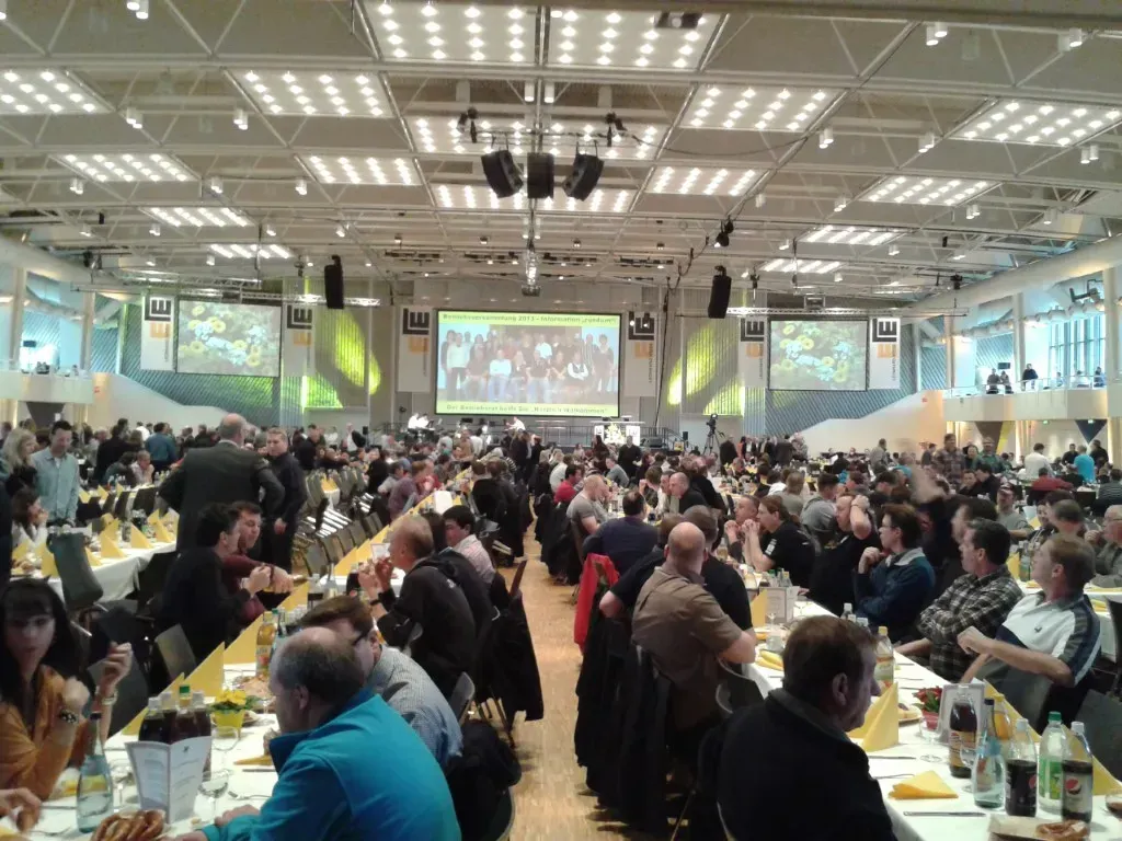 Firmenveranstaltung in einem großen Saal