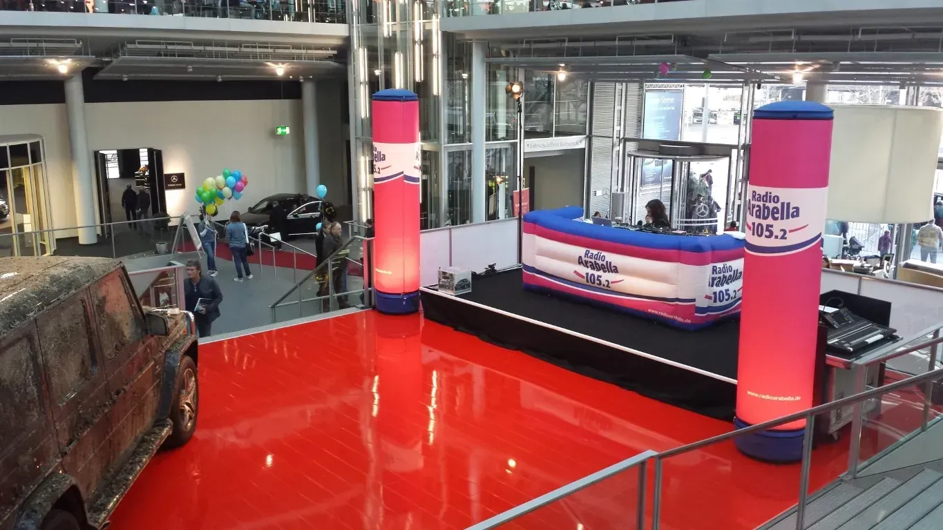 Ein Auto steht zur Ausstellung auf einem roten Teppich in einem Gebäude