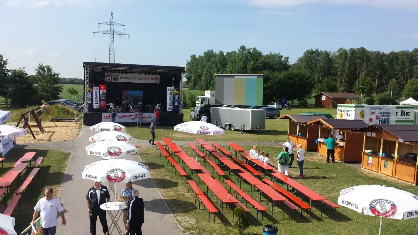 Erdinger Meister-Cup Aufbau der Getränkestände und Sitzplätze vor der Bühne