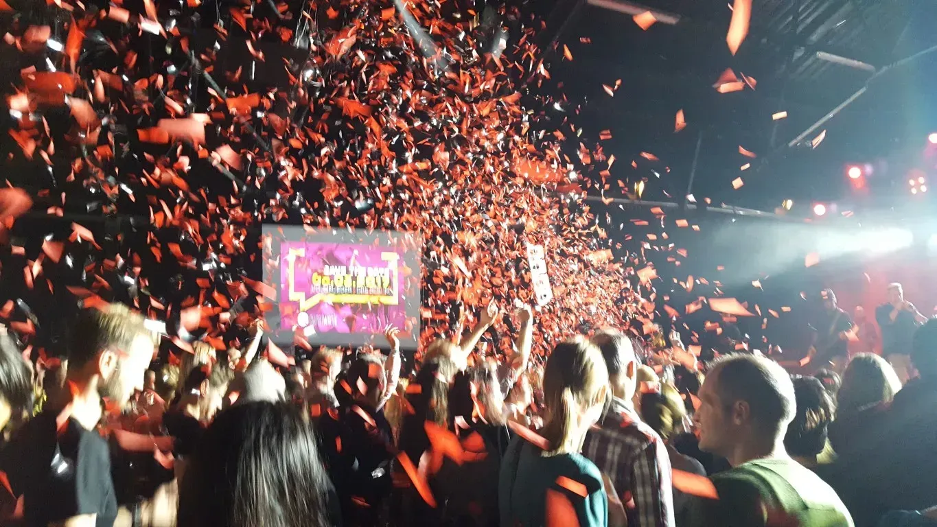 Roten Konfettiregen regnet als Eventhighlight auf Besucher