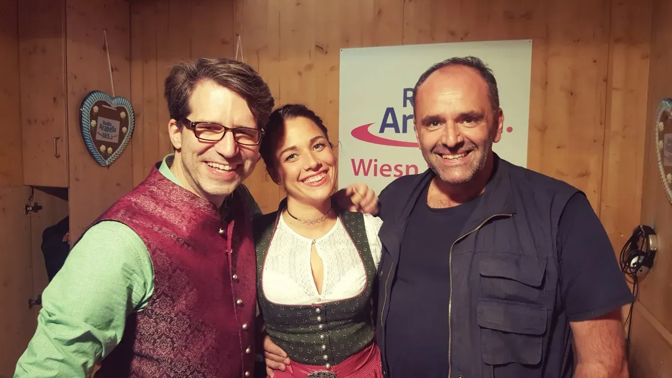 Ein Mann und eine Frau posieren für ein Foto