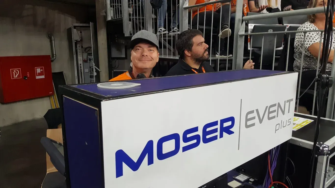 Moser Event plus Team beim Aufbau der Veranstaltung der 1. Basketball-Bundesliga BBL