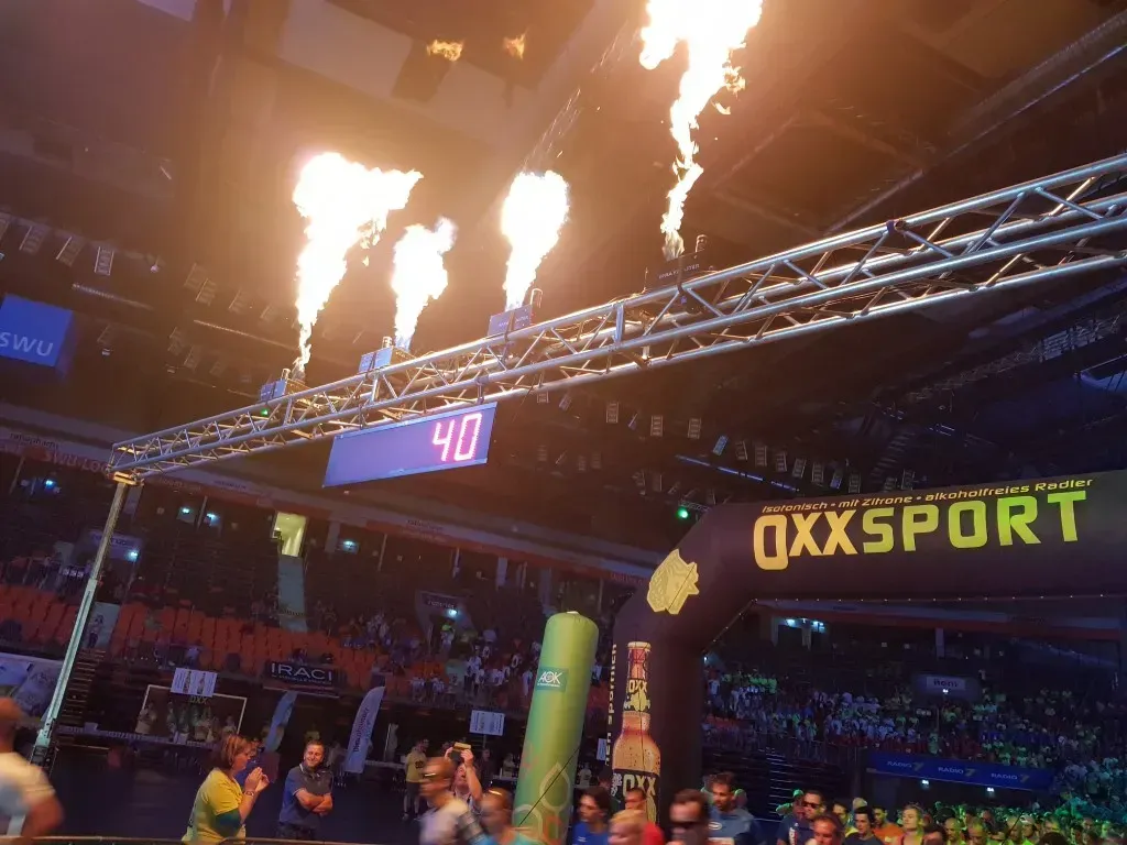 Startlinie der OXXSPORT Veranstaltung mit laufendem Countdown