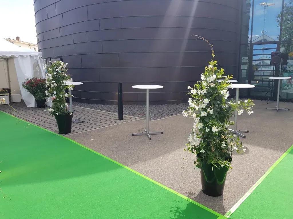 Außenbereich der Oldtimerfabrik Classic in Neu-Ulm