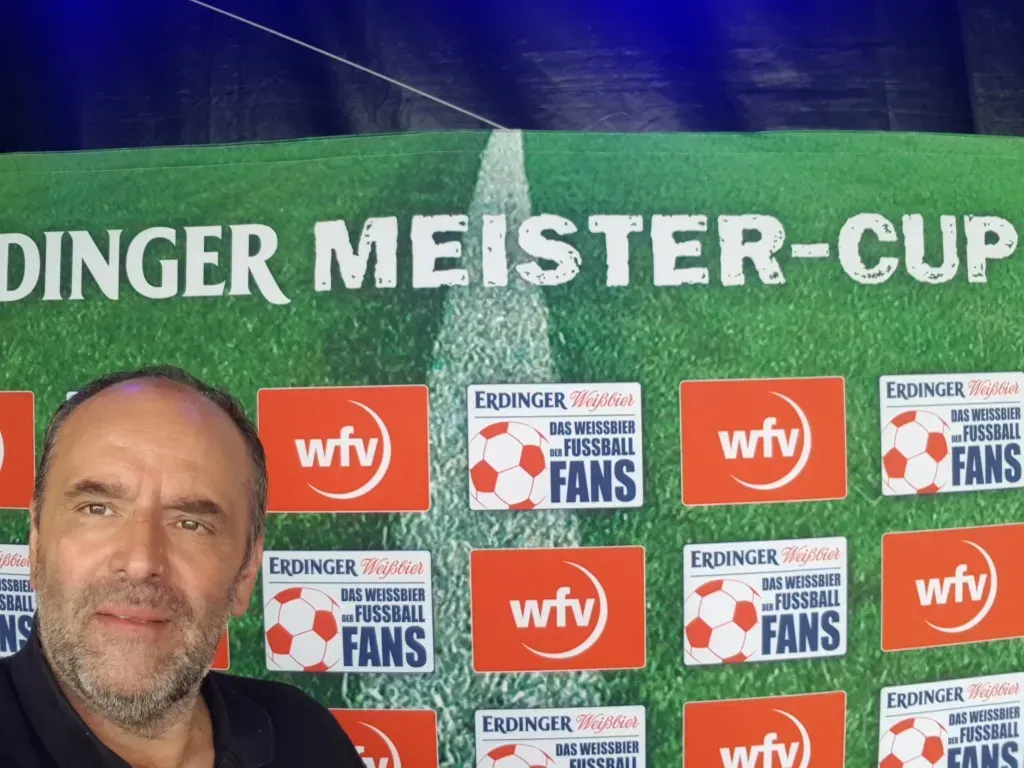 Banner des Erdinger Meister-Cups mit Logos der Unterstützer und Sponsoren