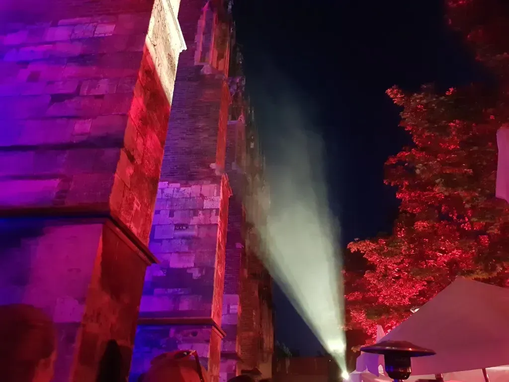 Außenbeleuchtung einer alten Kirche