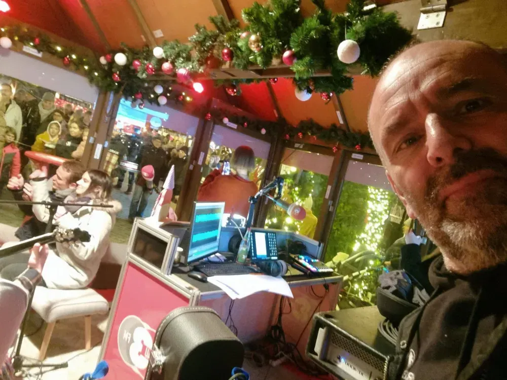 Liveband in einem Glashaus des Radiosenders Donau 3 FM auf einem Weihnachtsmarkt