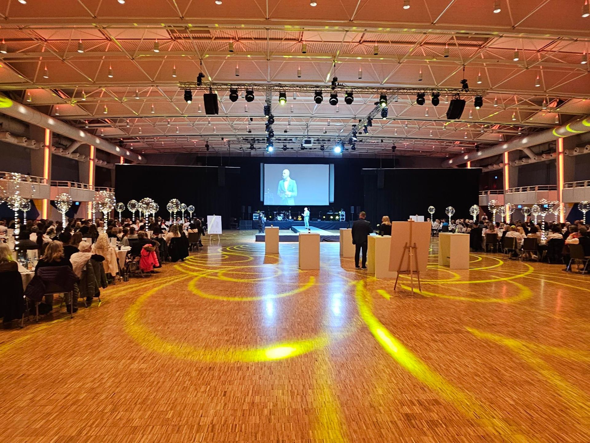 Weihnachtsfeier XXL in der Donauhalle Ulm