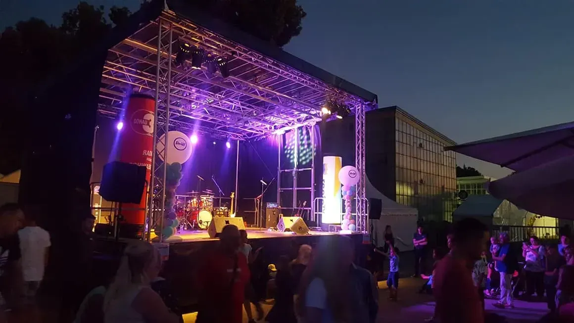 Bühne mit Livebands und Publikum eines Open-Air Stadtfestes