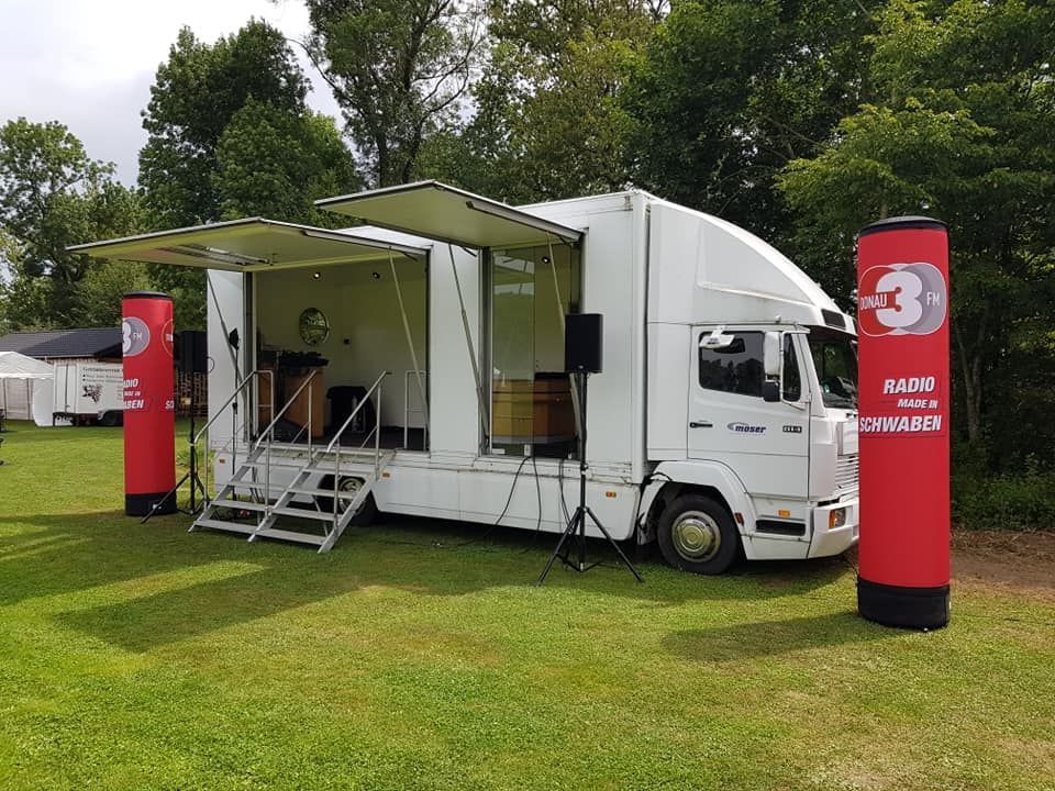 Ein weißer Lkw mit Bandequipment für ein Konzert