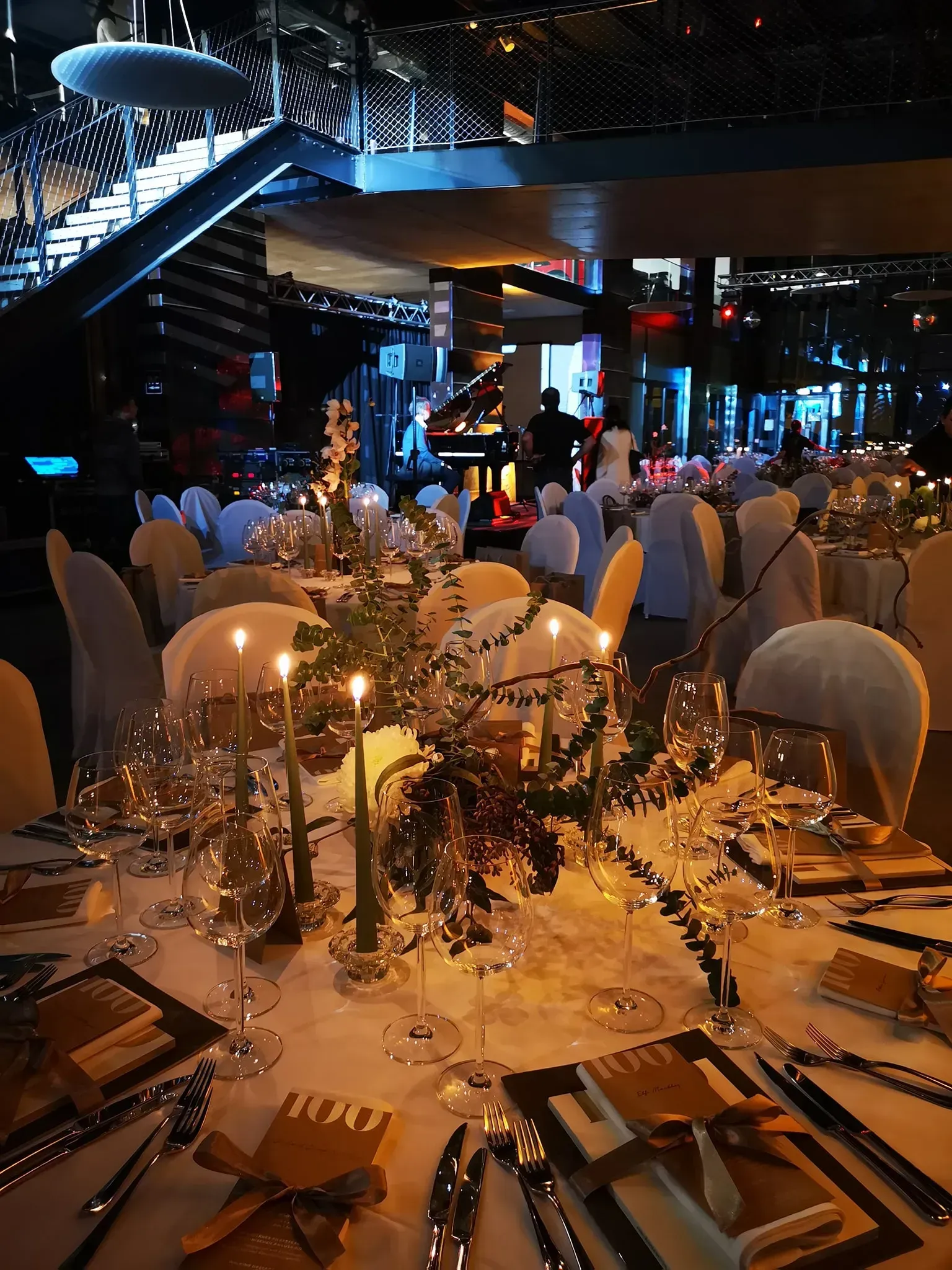 Ein Tisch mit Kerzen und Gläsern in einem Restaurant für eine Hochzeit