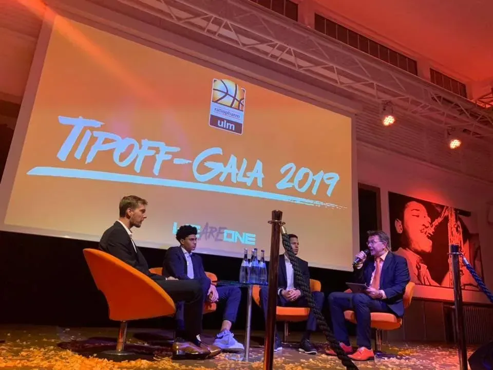 Saal für Veranstaltungen des Wiley Clubs in Neu-Ulm mit Bühne